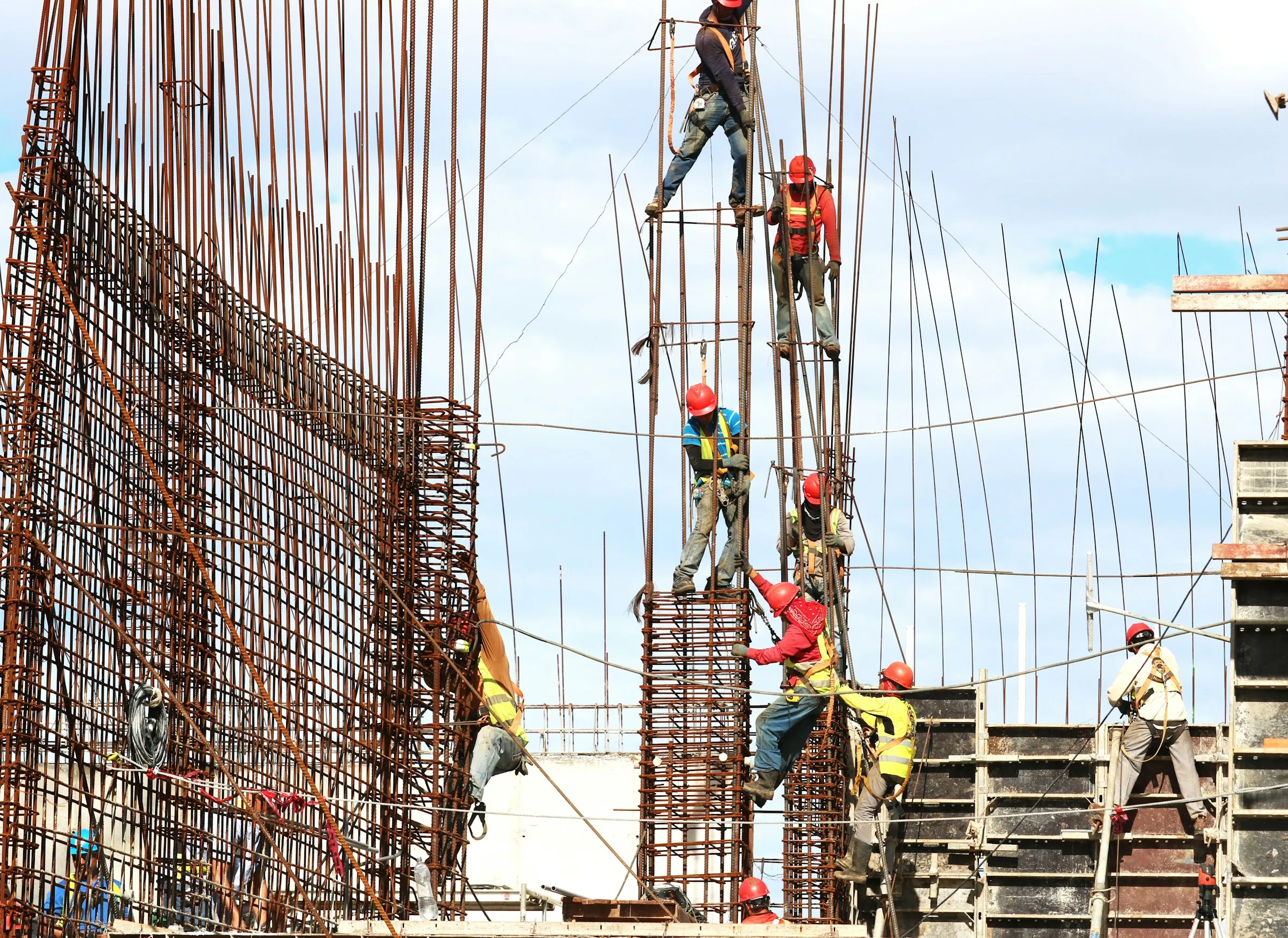 Equipo de construcción revisando planos en obra